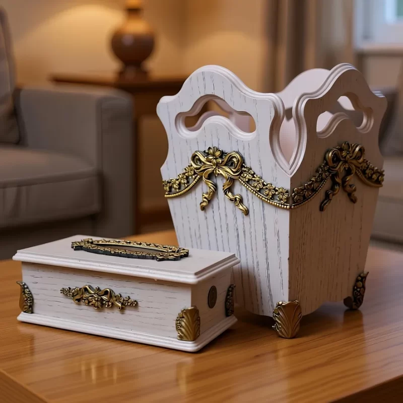 طقم سلة مهملات وعلبة مناديل باللون الوردي الفاتح والذهبي.