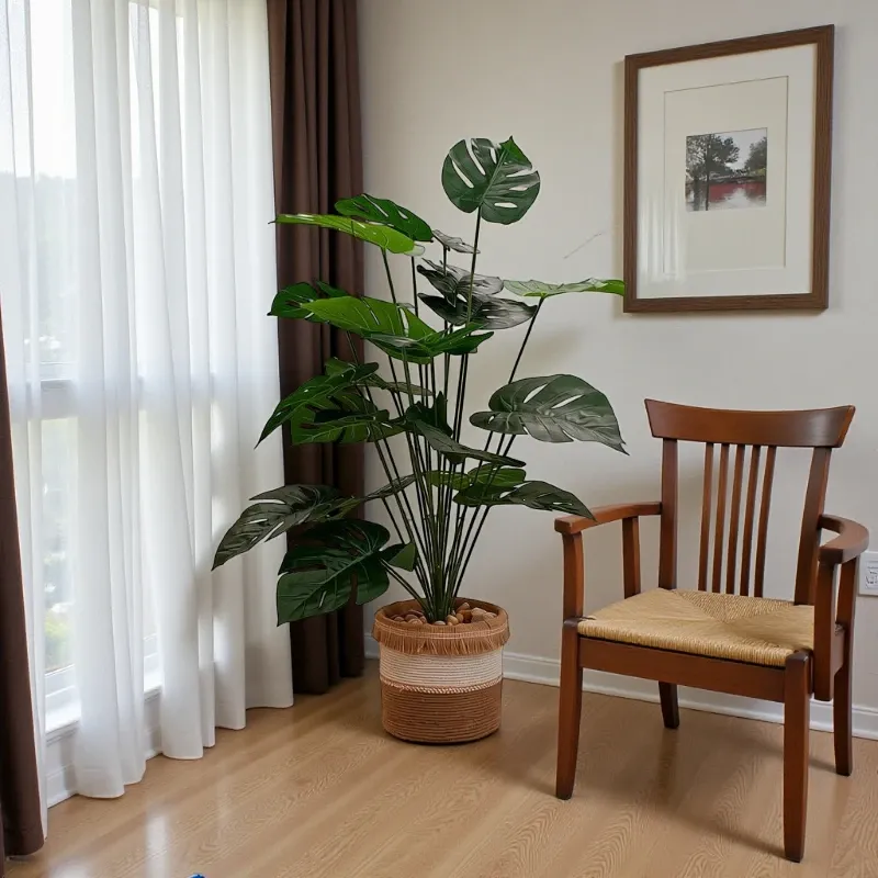 نبتة مونستيرا صناعية كبيرة بمركن خوص في غرفة معيشة مودرن.