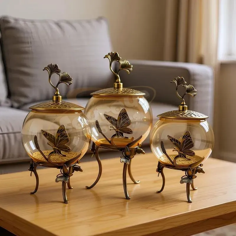 طقم بونبونيرة زجاجي عسلي فاخر 3 قطع - بتصميم الفراشة، موديل 030531 طقم بونبونيرة زجاج عسلي 3 قطع على طاولة خشبية