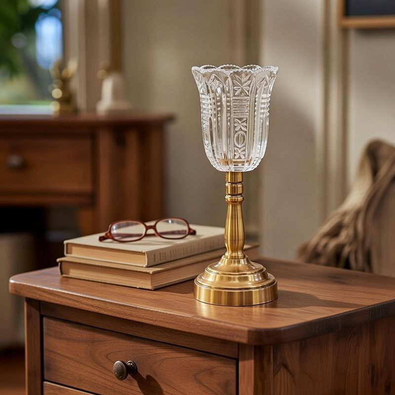 شمعدان كريستال كلاسيكي بقاعدة نحاسية طويلة، ارتفاع 30 سم بتصميم انسيابي، موديل 030586