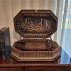 التصميم الداخلي لصندوق المصحف الثماني مع مخطوطة إسلامية