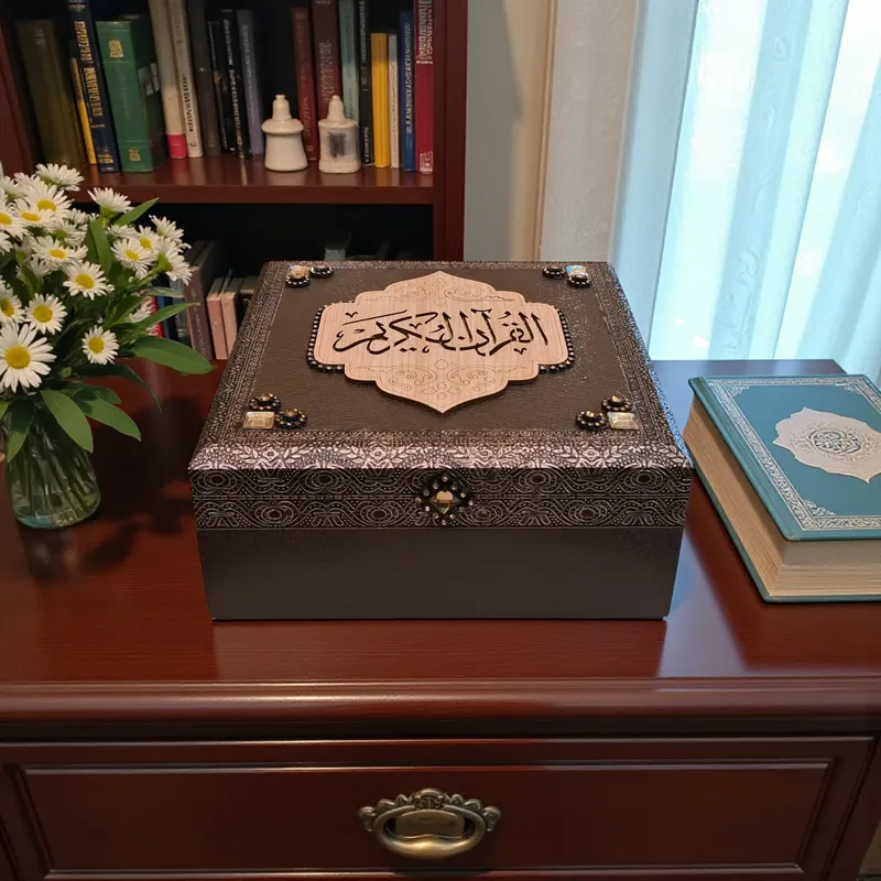 صندوق مصحف خشبي فاخر مغلق بتصميم إسلامي بني مع زخارف فضية