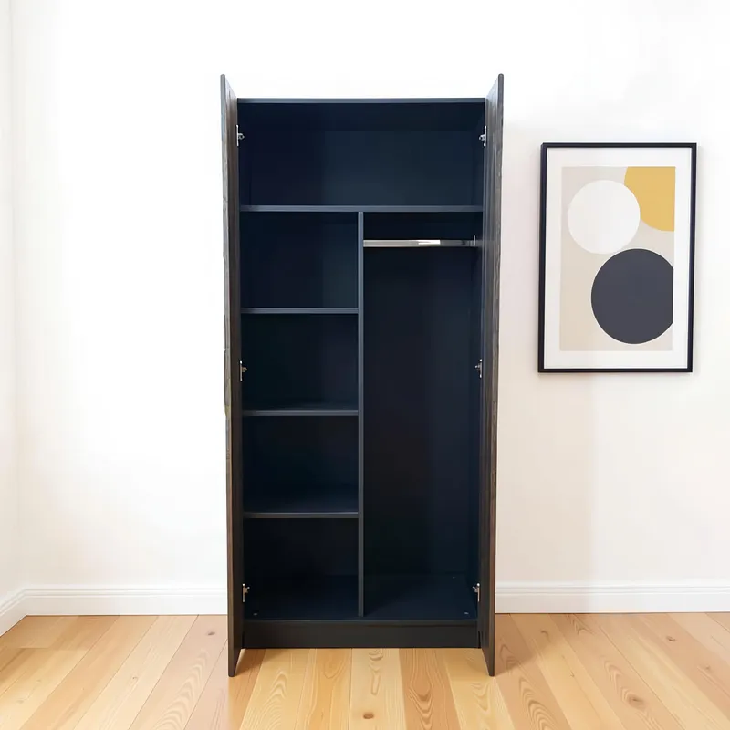 دولاب خشب من الداخل يوضح الأرفف وشماعة الملابس لزيادة التخزين.