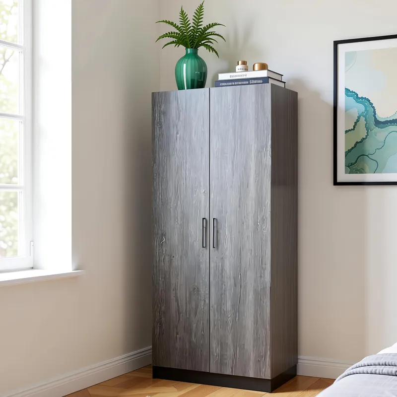 خزانة ملابس مودرن بلون رمادي بملمس خشبي طبيعي وجذاب.