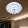 طبق إضاءة سقف LED أكريليك مودرن مضيء في غرفة معيشة عصرية.