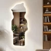 مرآة حائط متموجة مضيئة ليد بيضاء بتصميم مودرن لغرفة الجلوس تعمل باللمس