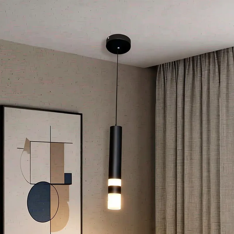 معلقة ليد، كشاف بشكل أسطواني أنيق، إضاءة بيضاء أحادية، موديل 029164 اكتشف معلقة ليد بشكل أسطواني أسود وأبيض أنيق. تصميم عصري، ومصنوع من مواد عالية الجودة. إضاءة دافئة لغرف المعيشة والطعام والمطابخ.