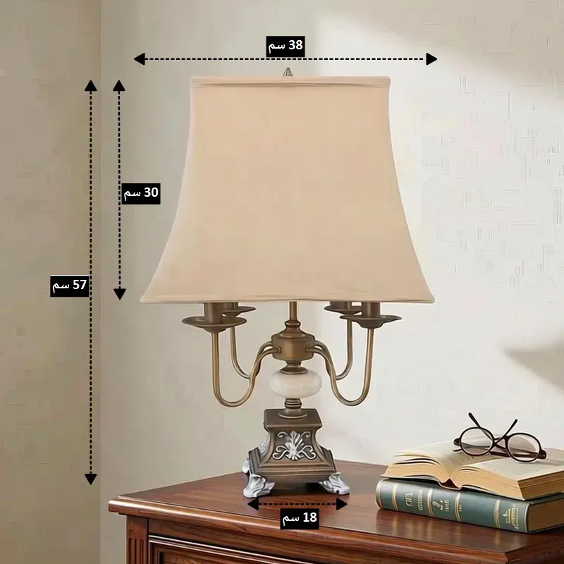 أباجورة كلاسيك فخمة بـ 4 أذرع معدنية وقطعة رخام ملكية، موديل016657 أبعاد الأباجورة النحاس الكلاسيك الارتفاع 57 سم وعرض القاعدة النحاسية 18 سم. عرض الشابوه: 38 سم، وارتفاع الشابوه: 30 سم.