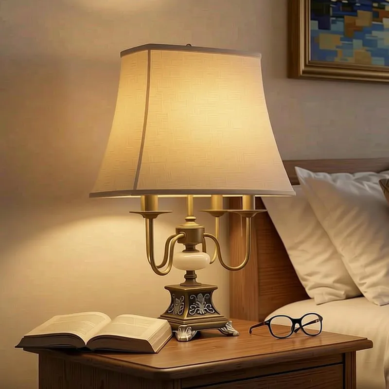 أباجورة كلاسيك فخمة بـ 4 أذرع معدنية وقطعة رخام ملكية، موديل016657 أباجورة كلاسيك نحاس أصلي بـ 4 أذرع وقطعة رخام على كومودينو خشبي في غرفة نوم