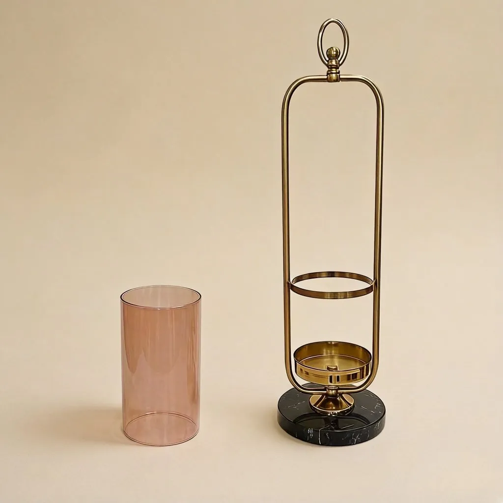 حامل شموع مودرن ذهبي بإطار جرس وقاعدة رخام أسود فاخرة، ارتفاع 52 سم، موديل 030887 لقطة تعرض أجزاء منفصلة لحامل شموع عصري. على اليسار، أسطوانة زجاجية طويلة شفافة وملونة باللون العسلي. على اليمين، هيكل حامل شموع معدني طويل ذو تشطيب ذهبي لامع.