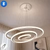 لقطة قريبة لنجفة LED مودرن بـ 3 حلقات فضية مضيئة، تظهر التفاصيل الدقيقة للتصميم.