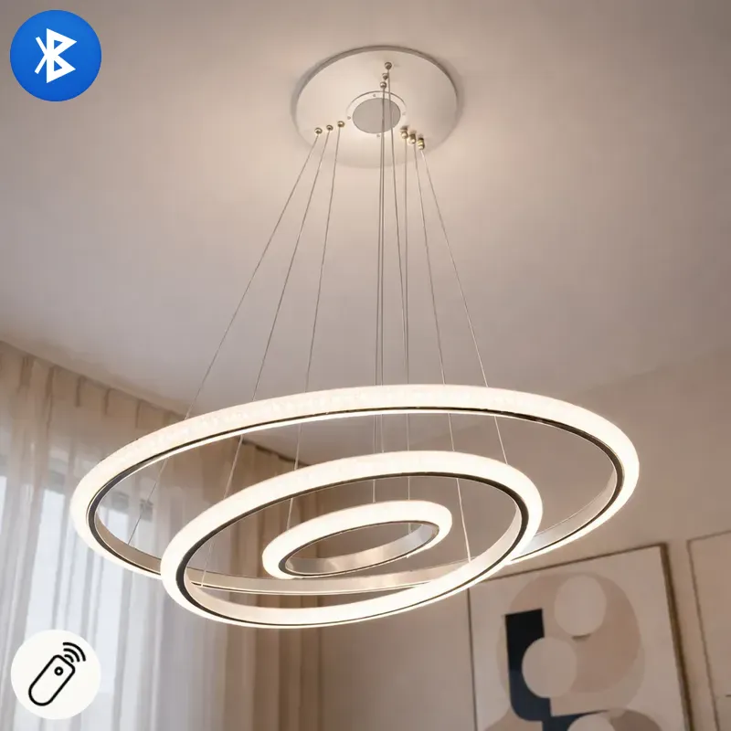 لقطة قريبة لنجفة LED مودرن بـ 3 حلقات فضية مضيئة، تظهر التفاصيل الدقيقة للتصميم.