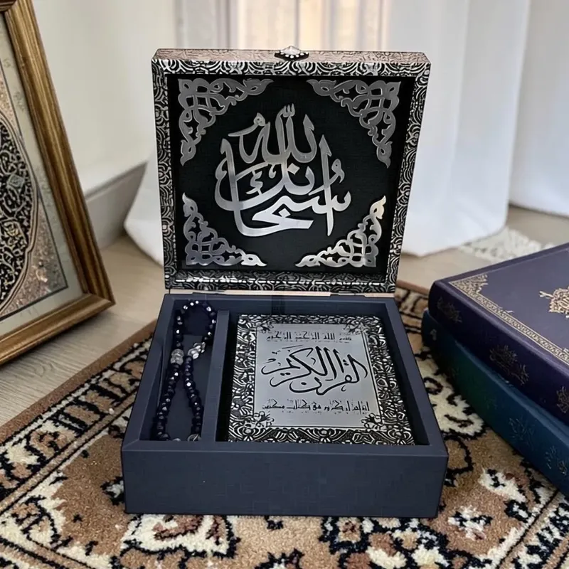 طقم إسلامي فاخر: صندوق حفظ المصحف الشريف مع سبحة، موديل 030582 طقم صندوق مصحف مفتوح يظهر التصميم الداخلي الكحلي المصقول ومكان مخصص للسبحة ومكان حفظ المصحف الشريف.