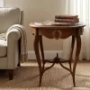 ترابيزة جانبية أنيقة مصنوعة من خشب الزان مع سطح رخامي طبيعي. تتميز بتصميم كلاسيكي وأرجل منحنية.