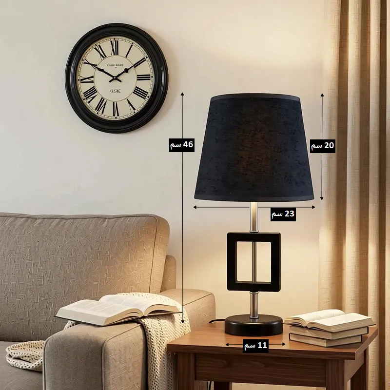 اباجورة مودرن سوداء بحامل معدني هندسي، موديل 028721، ارتفاع 46 سم اباجورة مكتب سوداء بمربع خشب مفرغ وساق معدن على طاولة بجانب أريكة مع أبعادها الارتفاع 46 سم قطر القاعدة 11 سم، والشابو 23 سم عرض و20 سم ارتفاع