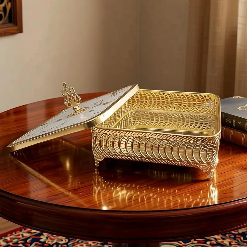 بونبونيرة مربعة معدنية ذهبية مفرغة، بتصميم رخامي عصري وقاعدة مرآة عاكسة، موديل 029774 صندوق تقديم ذهبي مفتوح يوضح القاعدة الداخلية المرآة العاكسة والغطاء الرخامي المستند جانباً.