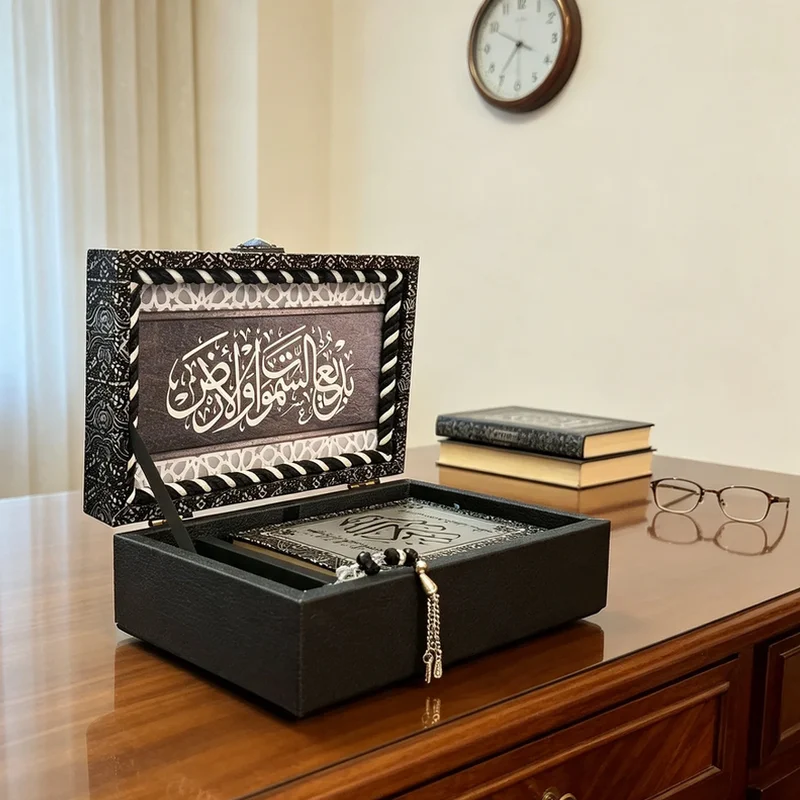 Alternative view of صندوق حفظ مصحف خشبي فاخر مع سبحة، أسود وفضي مرصع بالزخارف، موديل 024690