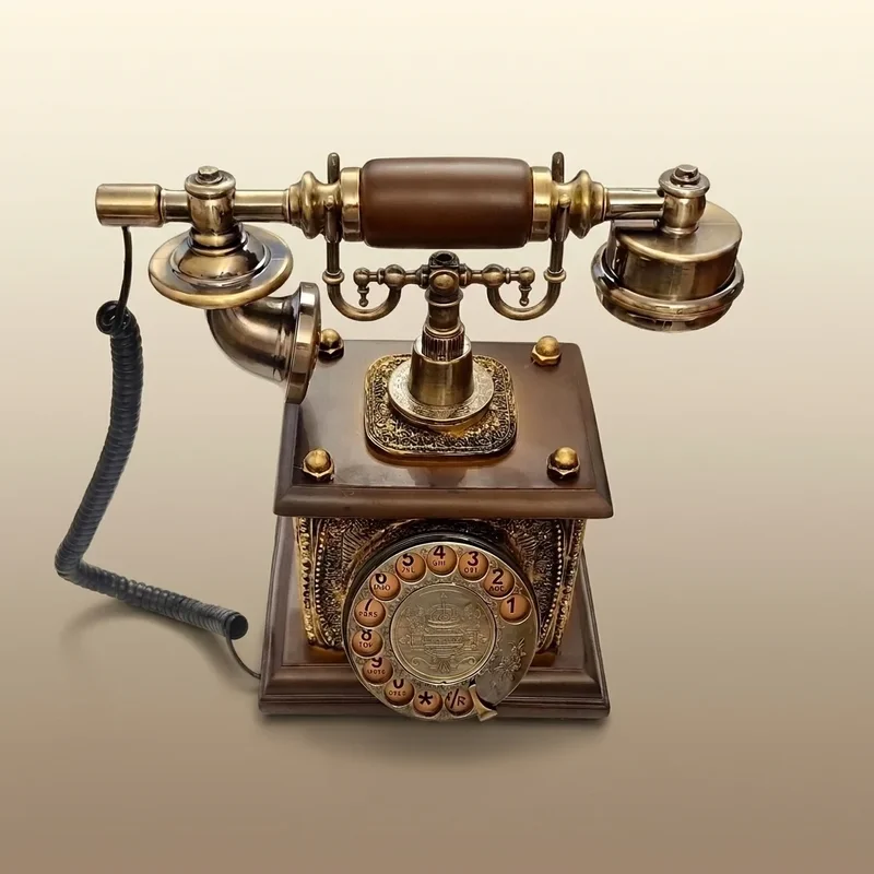 تليفون كلاسيكي قرص دوار بقاعدة خشبية ونقوش برونزية عتيقة، 031213 منظر أمامي علوي لتليفون كلاسيكي قرص دوار يظهر النقوش البرونزية وسماعة الهاتف الخشبية