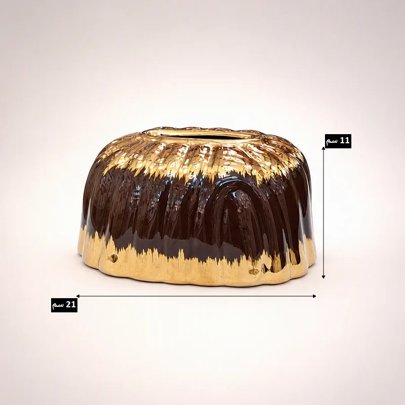 علبة مناديل سيراميك بني وذهبي بتصميم مضلع فاخر، موديل 031349 صورة توضح أبعاد علبة مناديل سيراميك بني وذهبي بعرض 21 سم وارتفاع 11 سم