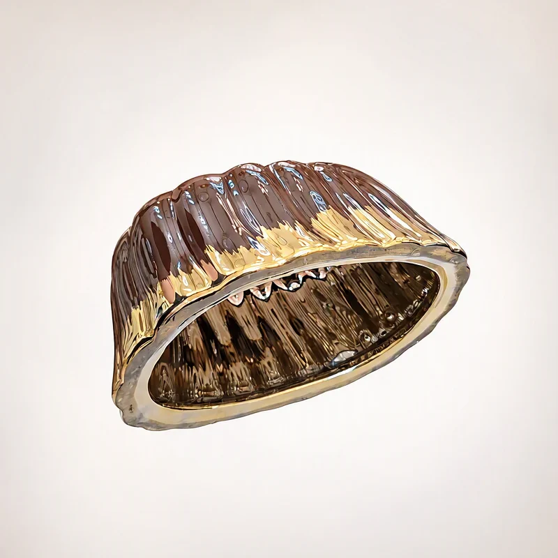 صورة توضح التجويف الداخلي والقاعدة السفلية لعلبة مناديل سيراميك مضلعة بطلاء ذهبي وبني فاخر