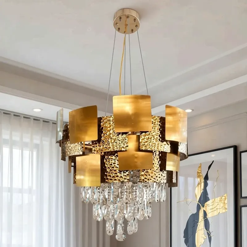 نجفة مودرن فاخرة باللون الذهبي مع كريستال متدلي وتصميم معدني هندسي، قطر 50 سم، موديل 026563 نجفة معدنية فاخرة بلون نحاسي وألواح مزخرفة مع كريستال شفاف متدلي.