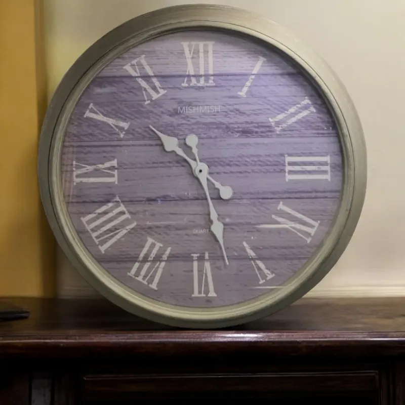 ساعة حائط دائرية قطر 75 سم موديل 027212 ساعة حائط فاخرة لقطر 75 سم | تصميم عصري لغرف المعيشة والمكاتب. لها إطار دائرى بلاستيكى باللون الرمادى وتصميم عصري أنيق مما يجعلها قطعة مركزية جذابة في أي غرفة.