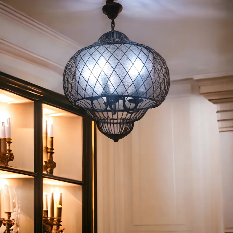 نجفة فيرفورجيه على شكل قفص بيضاوى مضاءة داخل غرفة غير محددة لكن يوجد دولاب فضيات الموديل 019657