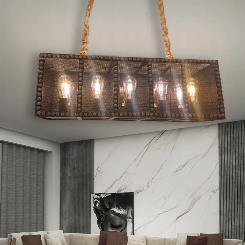 نجفة فيرفورجيه على شكل صندوق مستطيل موديل 019620 داخل غرفة جلوس ويظهر فى الصورة الكنب والفوتيهات وكذلك صورة على الحائط الرخامى