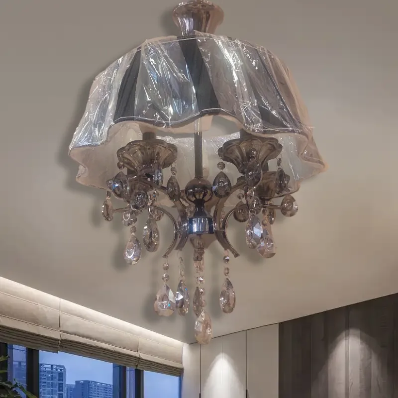 نجفة بالكريستال على شكل أباجورة موديل 010575 داخل غرفة