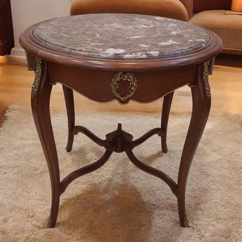 ترابيزة جانبية أنيقة مصنوعة من خشب الزان مع سطح رخامي طبيعي. تتميز بتصميم كلاسيكي وأرجل منحنية.