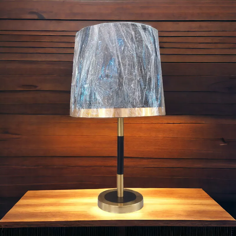 أباجورة نوم بقائم معدنى وقاعدة معدنية حديثة موديل 028504 على سطح خشبى داكن 1.webp