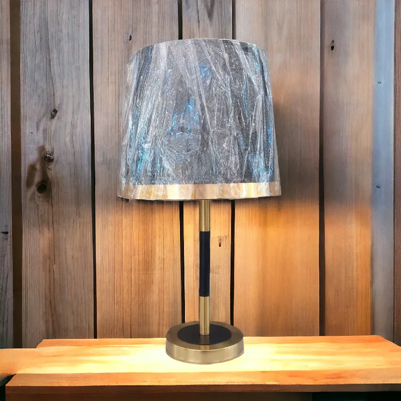 أباجورة نوم بقائم معدنى وقاعدة معدنية حديثة موديل 028504 على سطح خشبى فاتح 1.webp