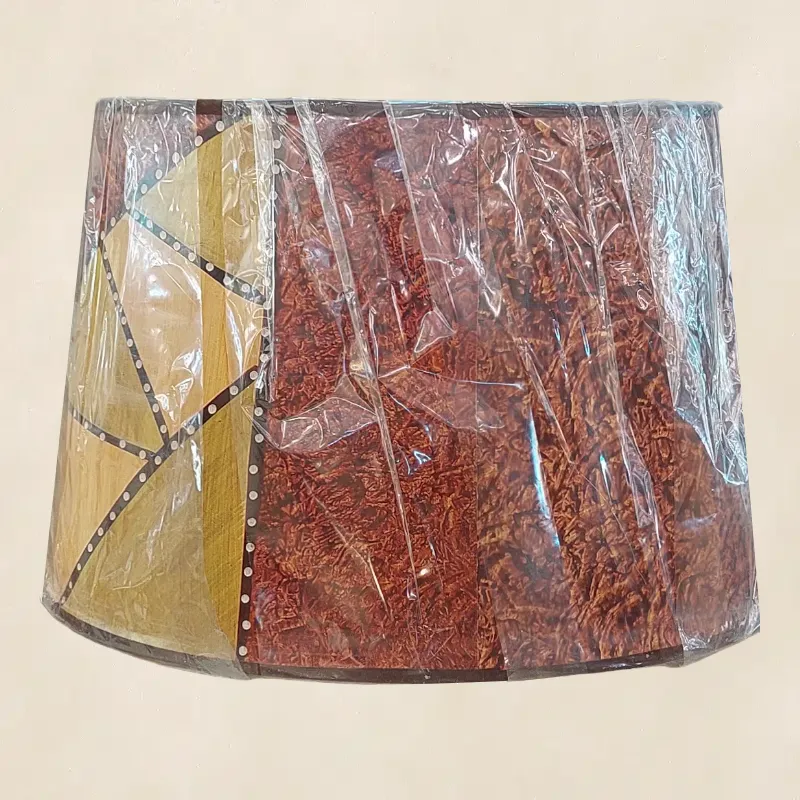 صورة مقربة للغطاء تظهر مزيج الألوان المتناسقة.