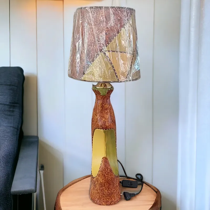 صورة الأباجورة من الأمام لإظهار جمال الصنع والشكل المبتكر