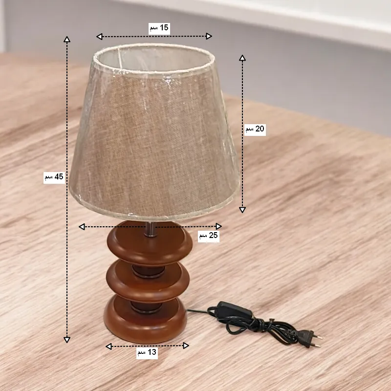 صورة توضيحية لأبعاد الأباجورة القياسية. تتضمن قياسات قطر القاعدة= 13 سم وارتفاع الأباجورة= 45 سم. كما تتضمن عرض وارتفاع الغطاء= 25*20 سم.