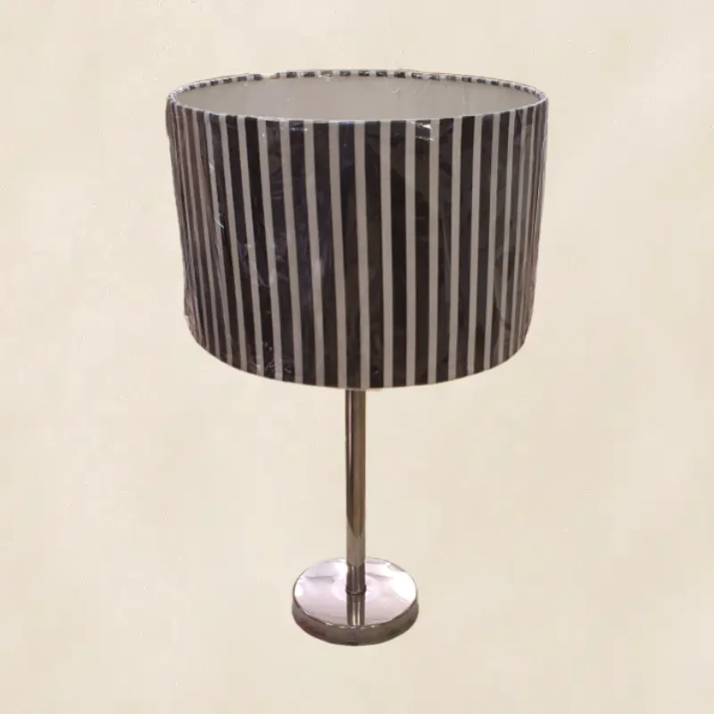 أباجورة نوم معدنية مع شابو بلاستيك موديل 23548 خطوط 1.webp