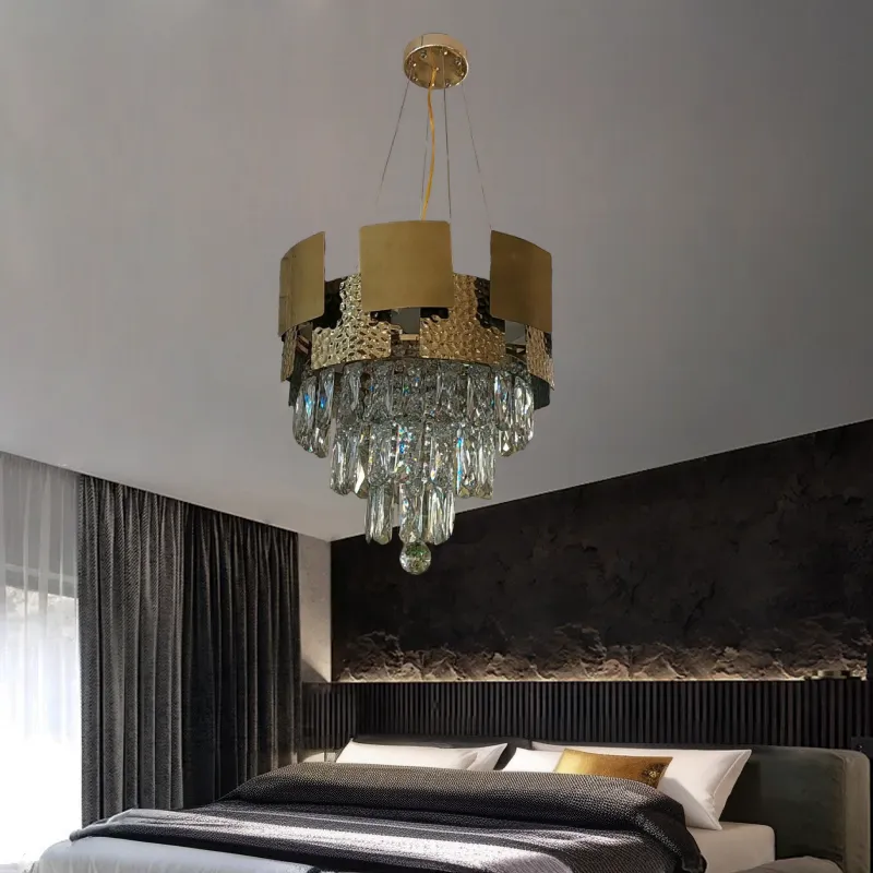 نجفة كريستال بإطار من ألواح مربعة ذهبية قطر 40 سم موديل 026562 داخل غرفة 1.webp