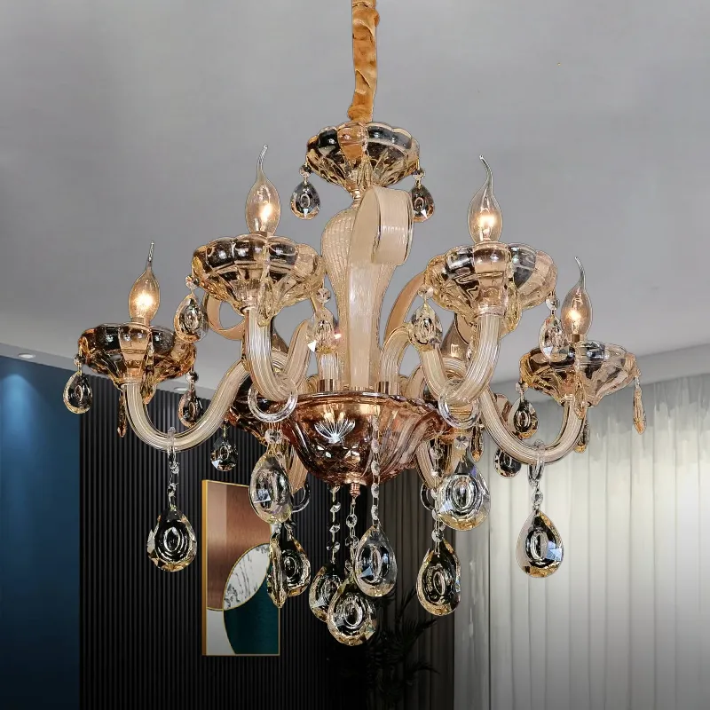 نجفة مورانو 6 ذراع بالكريستال باللون البيج. عتضاء ب 6 لمبات شمعة E14. يتم تعليقها بواسطة كابل معدني قابل للتعديل .مثالية لغرف الصالون والمعيشة والسفرة.