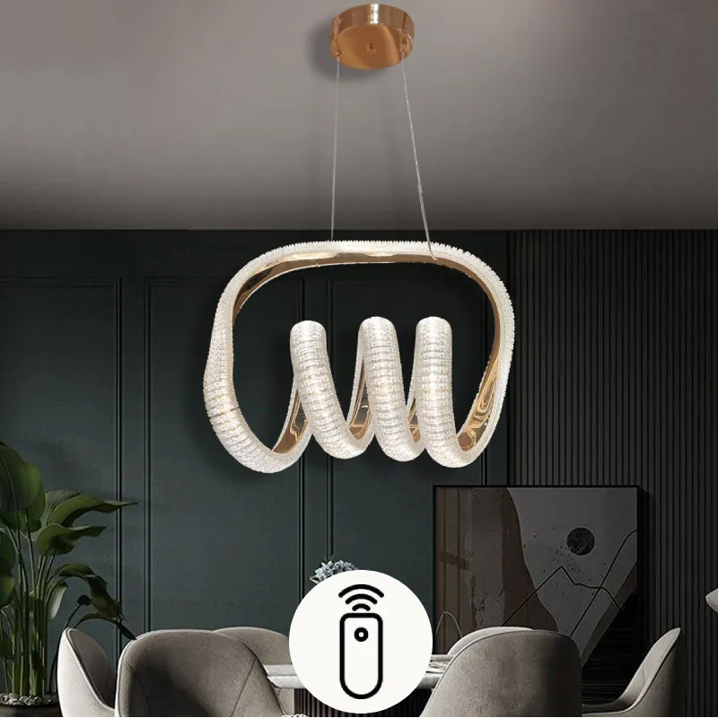 نجفة ليد ذهبية تتميز بحلقات دائرية متداخلة، مع تحكم فى الإضاءة عن بعد. مثالية لغرف المعيشة أو الطعام.