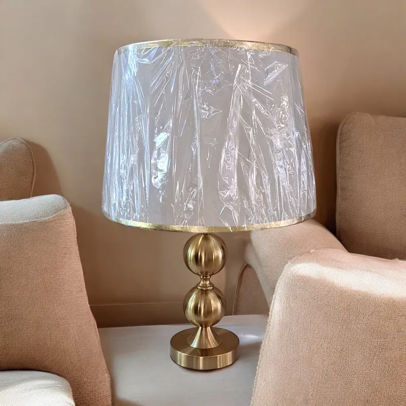 أباجورة معدنية فاخرة تتميز بشكل كروى مزدوج وغطاء كتان ناعم وتصميم عصري. قاعدة معدنية متينة تضمن ثبات المصباح. مثالية للاستخدام في غرفة المعيشة أو غرفة النوم أو أي مكان آخر في منزلك.