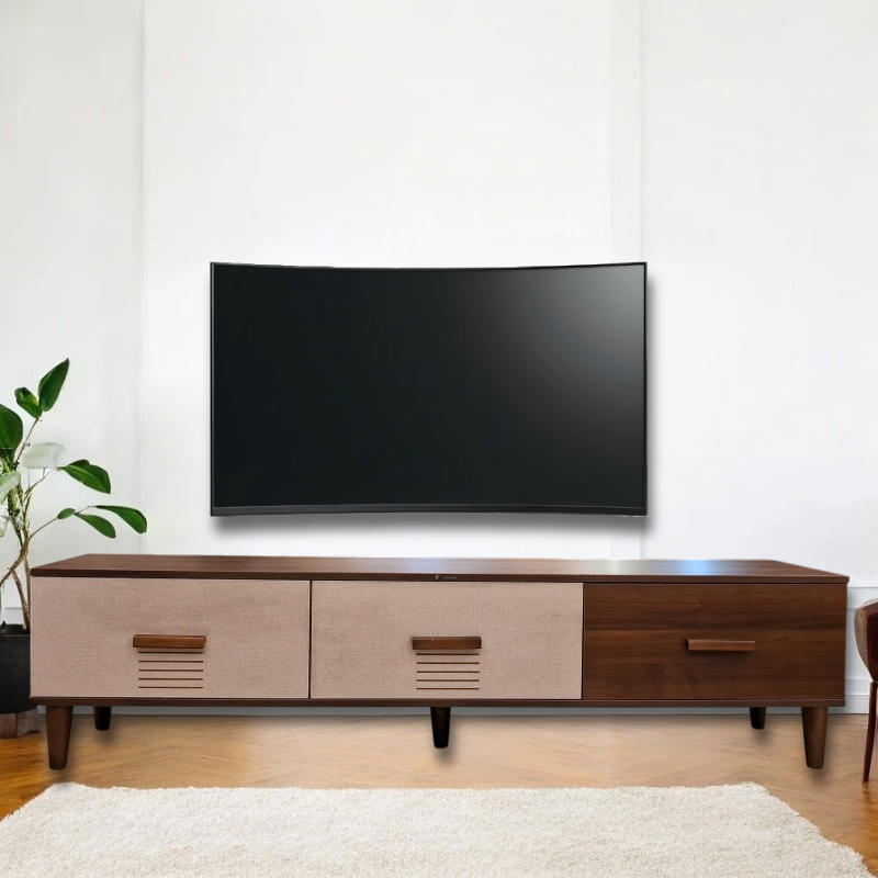تلفزيون خشبية عصرية بتصميم أنيق وثلاثة أدراج توفر مساحة تخزين واسعة، وأرجل خشبية، مثالية لغرفة المعيشة أو غرفة النوم.