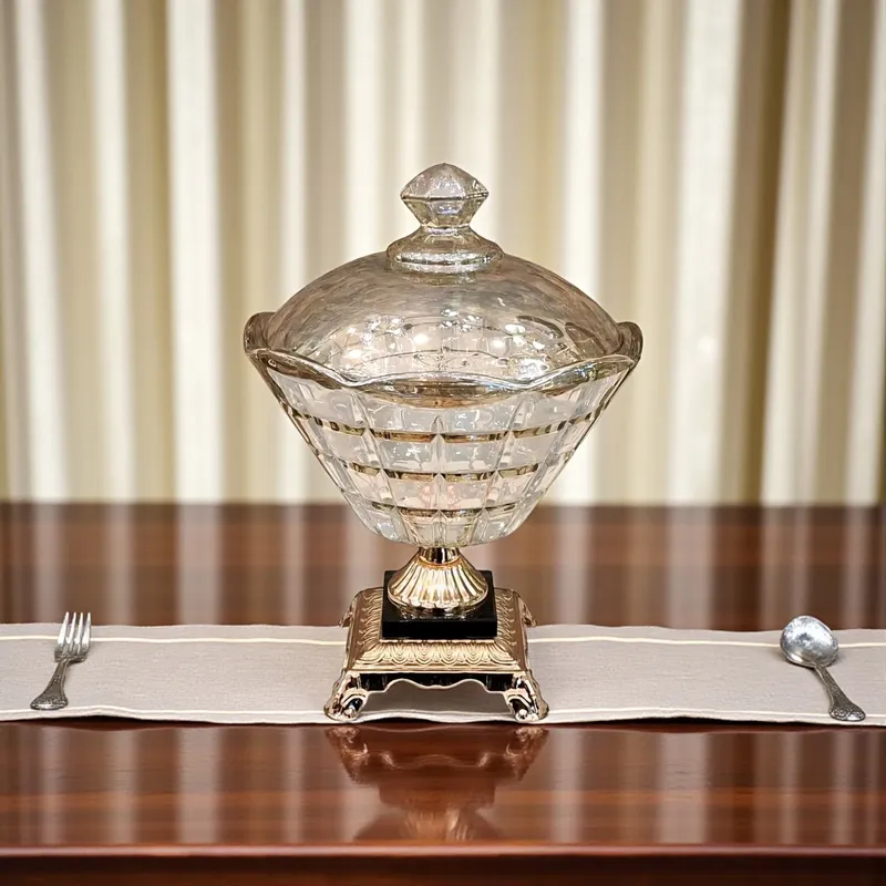 بونبونيرة كريستال ذهبي بتصميم هندسي فاخر لديكور المنزل.