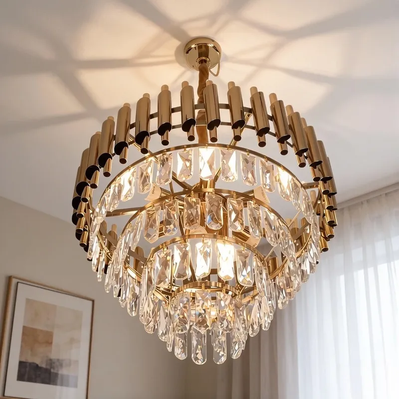 نجفة كريستال 4 طبقات فاخرة، 9 لمبات، قطر 50 سم، موديل 030519 صورة من الأسفل لنجفة كريستال فاخرة مضيئة مكونة من 4 طبقات متدرجة مع إطار ذهبي وتصميم عصري يجمع بين المعدن والكريستال.