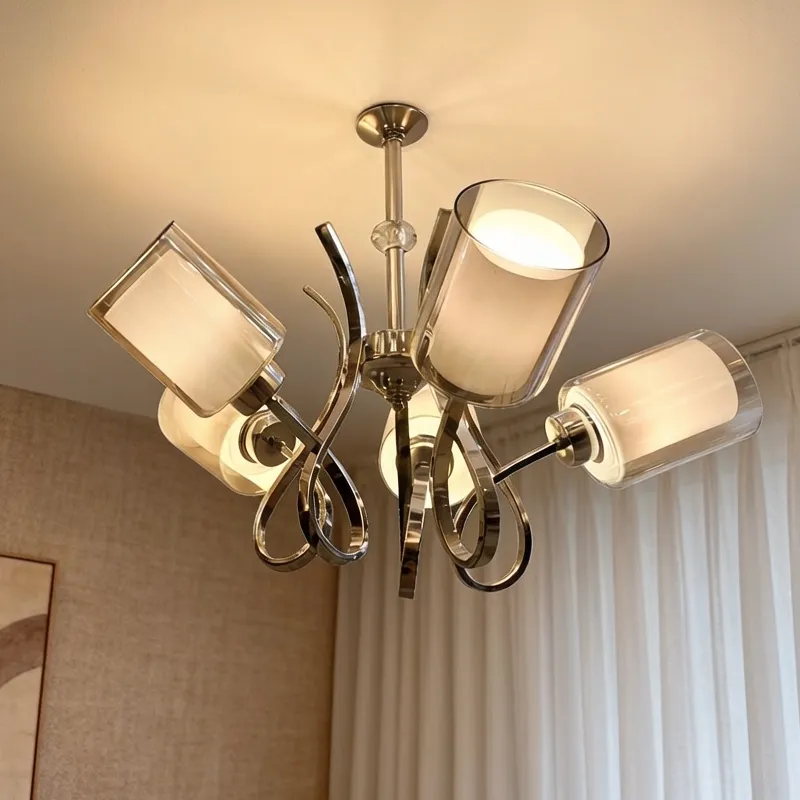 نجفة مودرن فضية 5 كلوبات زجاجية مضاءة توفر إضاءة سقف دافئة لغرفة المعيشة.