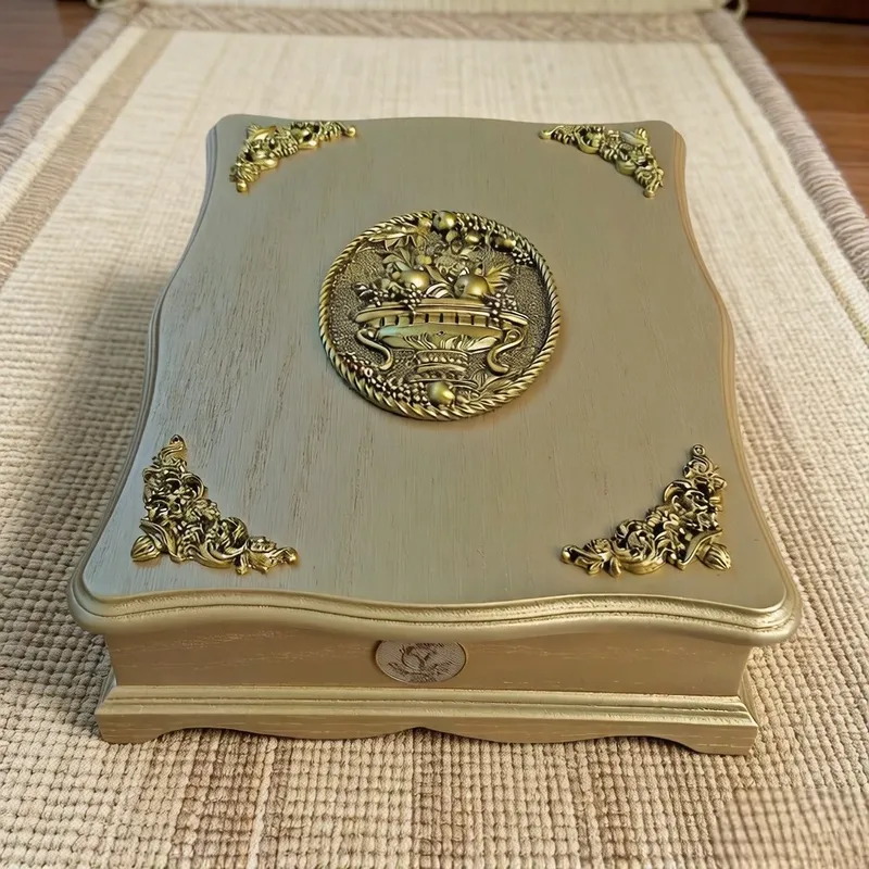 صندوق حفظ مصحف خشبي لون عسلي مزخرف بنقوش بارزة من النحاس في المنتصف والزوايا.