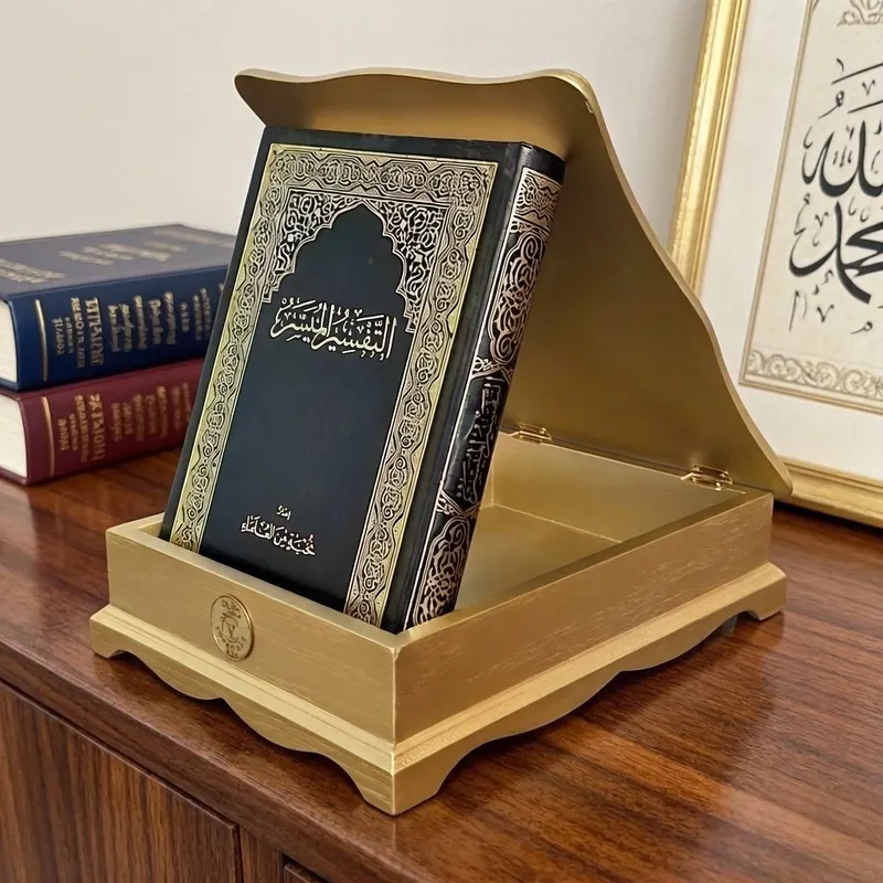 صندوق مصحف خشبي مفتوح يظهر طريقة وضع المصحف بداخله بتصميم داخلي ذهبي فاخر.