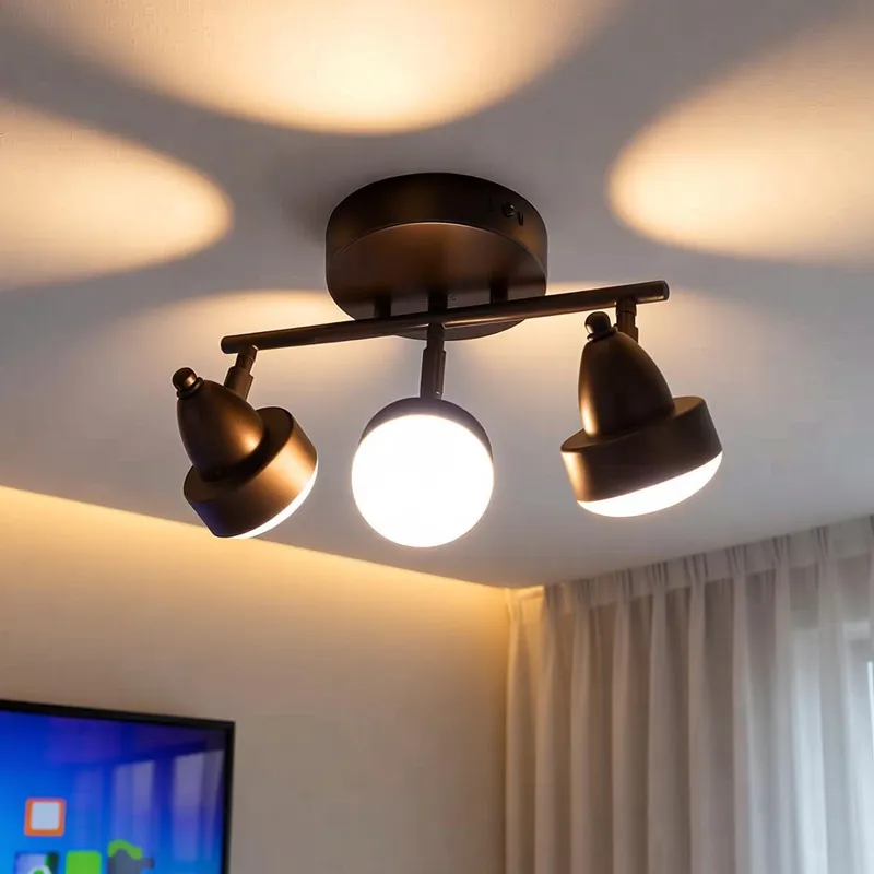 كشاف سبوت لايت ليد بني مودرن في وضع التشغيل مثبت على سقف الغرفة.