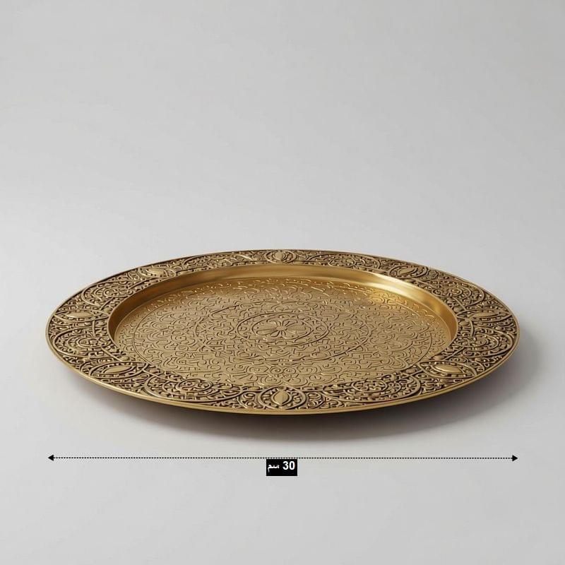 طقم تقديم الشاي نحاسي - إبريق و6 كؤوس وصينية مزخرفة، موديل 029494 صينية تقديم معدنية دائرية بقطر 30 سم ونقوش أرابيسك.