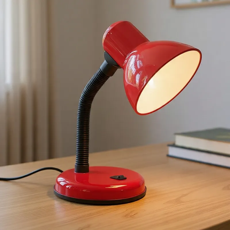 اباجورة مكتب كلاسيكية باللون الأحمر اللامع مضيئة على ترابيزة خشبية.