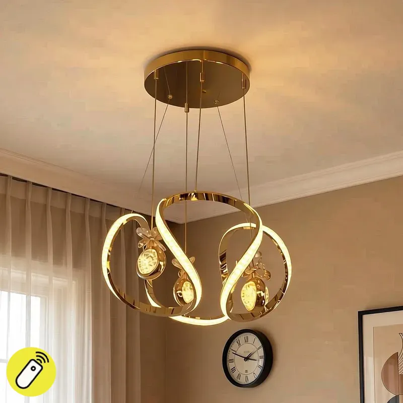نجفة ليد ذهبية بتصميم حلقات متداخلة وإضاءة ثلاثية وريموت كنترول فى غرفة معيشة.